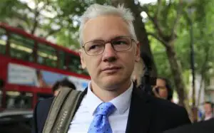 Un tribunal britanic amână decizia privind extrădarea lui Assange în Suedia