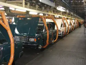 Renault-Nissan devine acţionar majoritar al celui mai mare constructor auto din Rusia