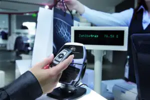 Plăţile cu telefonul mobil vor deveni fenomen de masă în mai puţin de patru ani