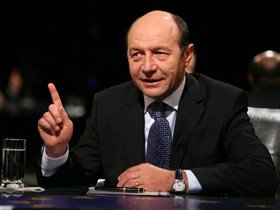 Băsescu aşteaptă solidaritate de la români în 2012, un an despre care spune că este „tot de criză”