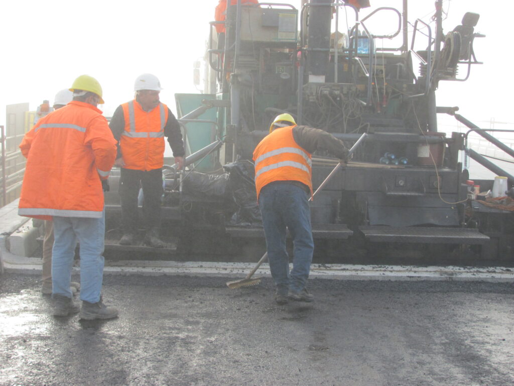 „Regii asfaltului” realizează jumătate din profitul pieţei construcţiilor de drumuri