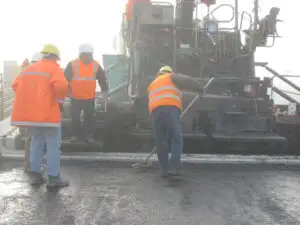 „Regii asfaltului” realizează jumătate din profitul pieţei construcţiilor de drumuri