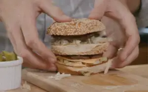 VIDEO McDonald’s face public secretul preparării Big Mac-ului