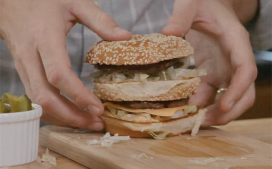 VIDEO McDonald’s face public secretul preparării Big Mac-ului