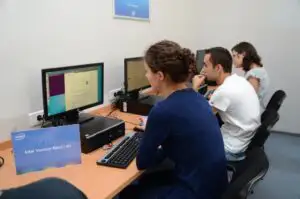 Intel oferă 10 burse în valoare totală de 60.000 de lei pentru studenții de la facultățile tehnice
