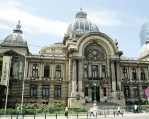 Isărescu: Aşteptăm modificarea întregii structuri de conducere la CEC Bank
