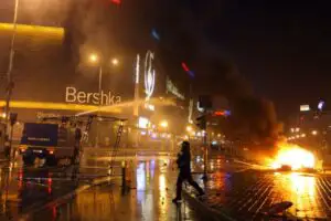 Distrugeri pe 6 kilometri. Bilanțul măcelului: stații RATB distruse, bănci și magazine vandalizate