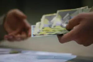Recenzorii se retrag pe ultima sută de metri, din cauza banilor puțini