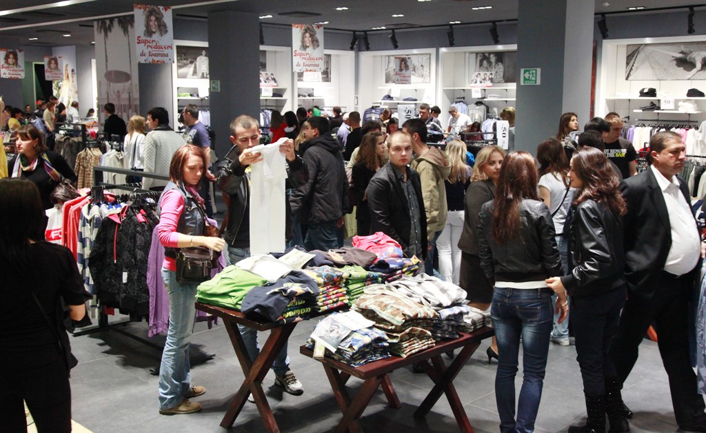 Românii continuă să se calce în picioare la mall: 3 mil. euro cheltuite într-o noapte