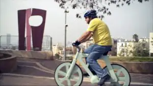 Poţi să fabrici o bicicleta cu doar 10 dolari? Un israelian a reuşit cu ajutorul cartonului
