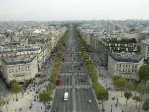 Champs-Elysées este cea mai scumpă arteră comercială din Europa