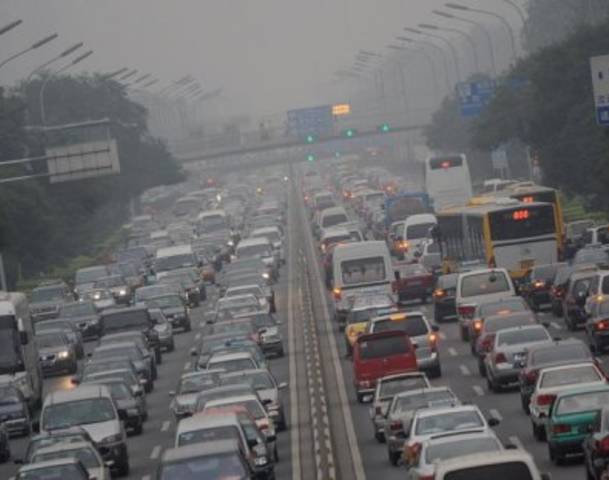 Marile orașe chineze restricționează înmatricularea mașinilor. În Shanghai plăcuțele ajung și la 12.700 USD