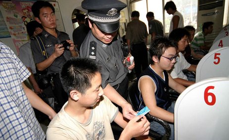 China reia lupta cu „infractorii pe internet”. Peste 1.000 de persoane reținute