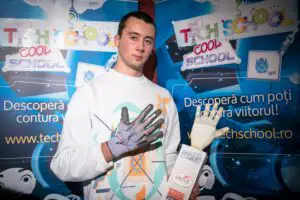 Un elev român transformă chirurgia românească. Vezi invenţia sa