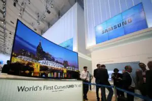 PREMIERĂ: S-a lansat primul televizor UHD curbat din lume