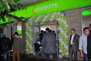 Ploaia nu i-a oprit pe români să îşi cumpere iPhone 5. Peste 200 de persoane s-au înghesuit în magazinul Cosmote de pe Magheru