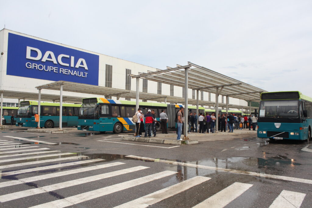 La uzinele Dacia, ca la mall: 116 autobuze transportă zilnic 15.000 de salariaţi