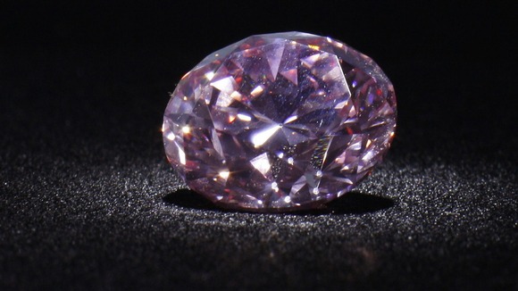 Un diamant roz s-a vândut la Hong Kong cu 14 milioane de euro. VEZI cum arată!