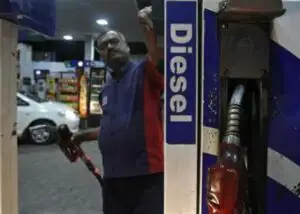 Efectul accizei suplimentare la carburanţi: Motorina va fi mai scumpă decât în Franţa sau Spania