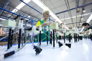 Dräxlmaier angajează la Codlea și Satu Mare și concediază la Pitești