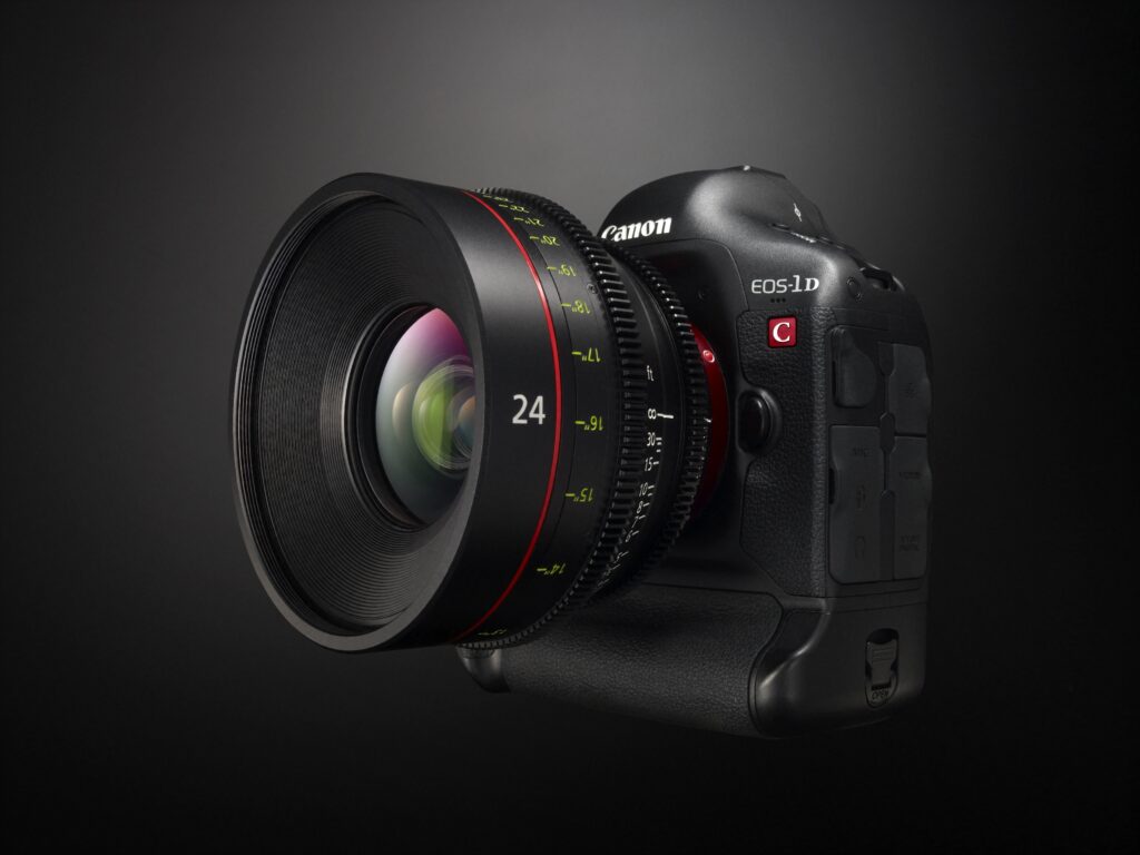 Canon ia faţa celor de la Nikon şi lansează un DSLR cu înregistrare video 4K