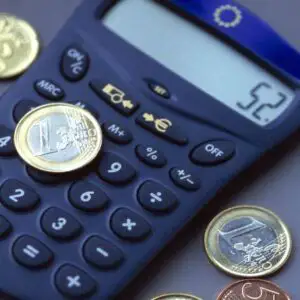 Doar 17% dintre românii activi economisesc în mod constant