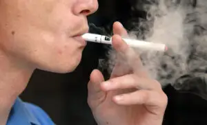 Francezii interzic şi ţigara electronică