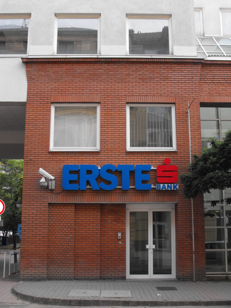 Standard&Poor’s a redus perspectiva ratingului Erste Group
