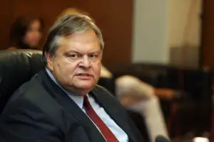 Creditorii cer Greciei să taie salariile