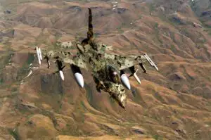 Sondaj: Românii nu agreează intervenţia militară în Libia
