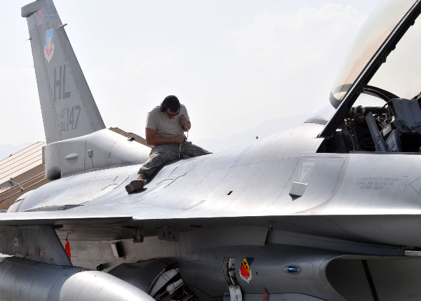 Victor Ponta: România nu își poate permite decât avioane F-16 de ocazie