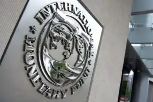 FMI a revizuit în scădere, pentru a treia oară în acest an, estimările privind evoluţia economiei mondiale