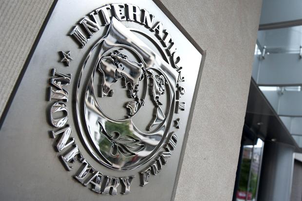 FMI a revizuit în scădere, pentru a treia oară în acest an, estimările privind evoluţia economiei mondiale