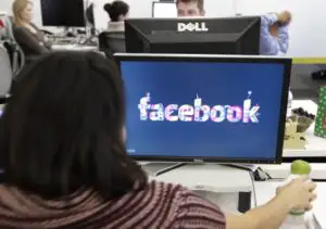 Sinucidere spectaculoasă anunţată pe Facebook