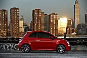 Cum promovează italienii Fiat 500 în SUA