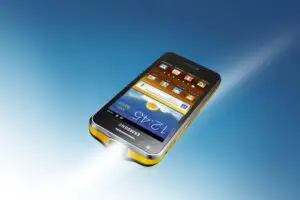 Primul smartphone cu proiector a ajuns în România