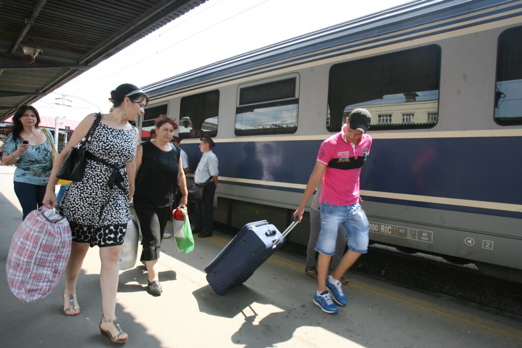 Traficul de călători pe calea ferată Bucureşti-Constanţa a crescut cu 49%. Când va fi gata tot coridorul?