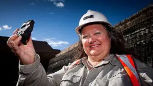 Cea mai bogată femeie din lume le spune „invidioşilor” să nu mai bea şi să muncească