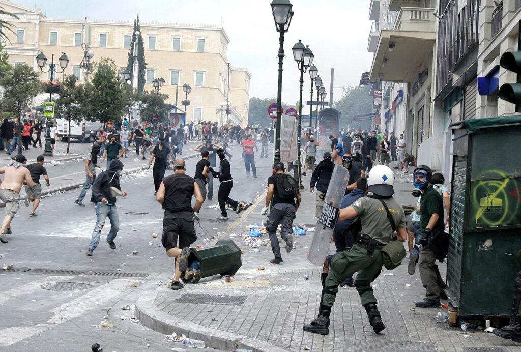 Mânia grecilor la apogeu: Reprezentanții UE, FMI și BCE nu mai ies pe stradă fără gardă de corp