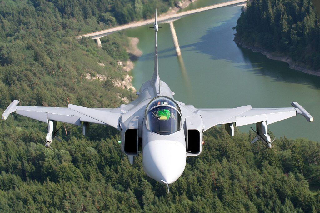 Elveția preferă avioanele suedeze Gripen în detrimentul aeronavelor Rafale sau Eurofighter