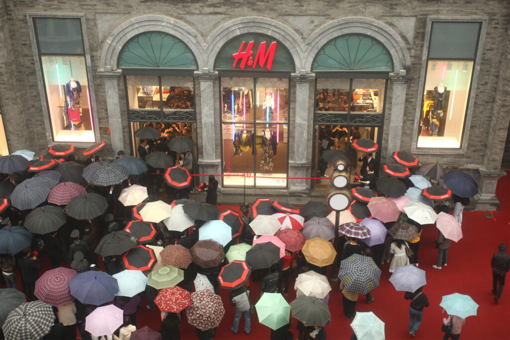 H&M deschide încă 4 magazine în România şi angajează 100 de oameni