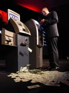 A murit hackerul care putea face un bancomat să ‘scuipe’ bani