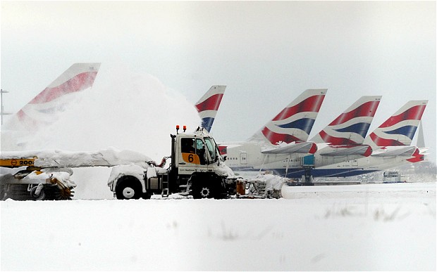 HAOS în Londra: 260 de zboruri anulate din cauza zăpezii şi a vizibilităţii reduse