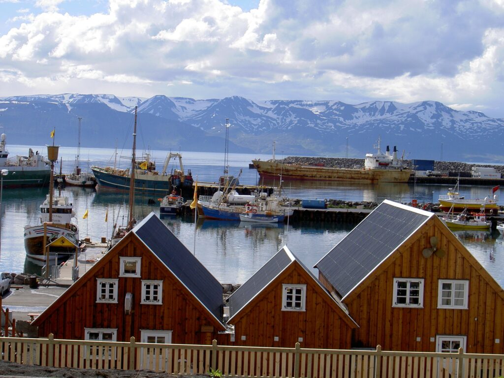 Românii pot trăi şi munci cu drepturi depline din 2012 în Islanda