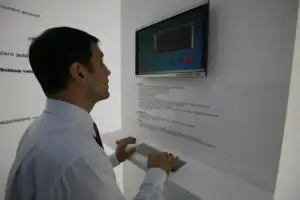 BCR testează apetitul românilor de a lucra exclusiv cu automate bancare într-o unitate modernă