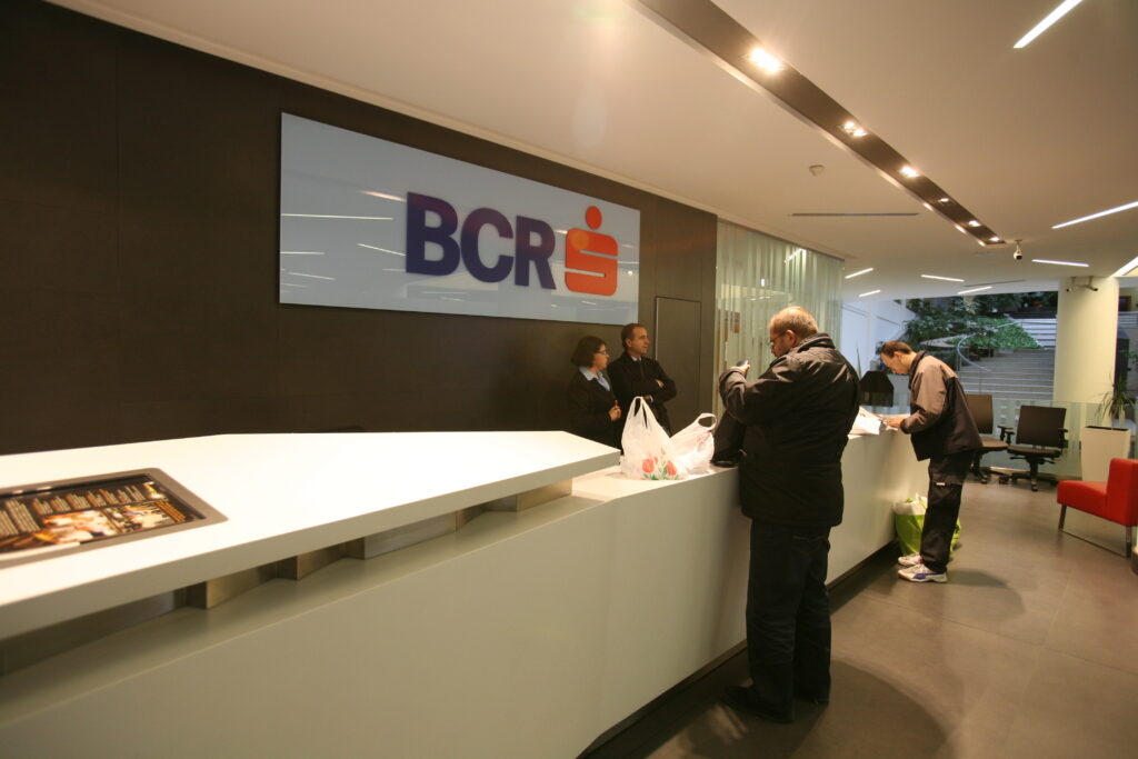 Divizia de retail BCR a renunţat la 1.200 de angajaţi cu normă întregă, dar a angajat 400 cu jumătate de normă