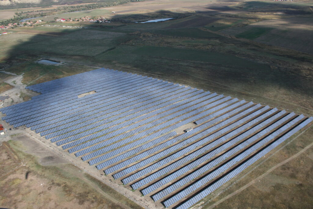 INTERVIU Cum arată şi în cât timp a fost construit cel mai mare parc solar din România