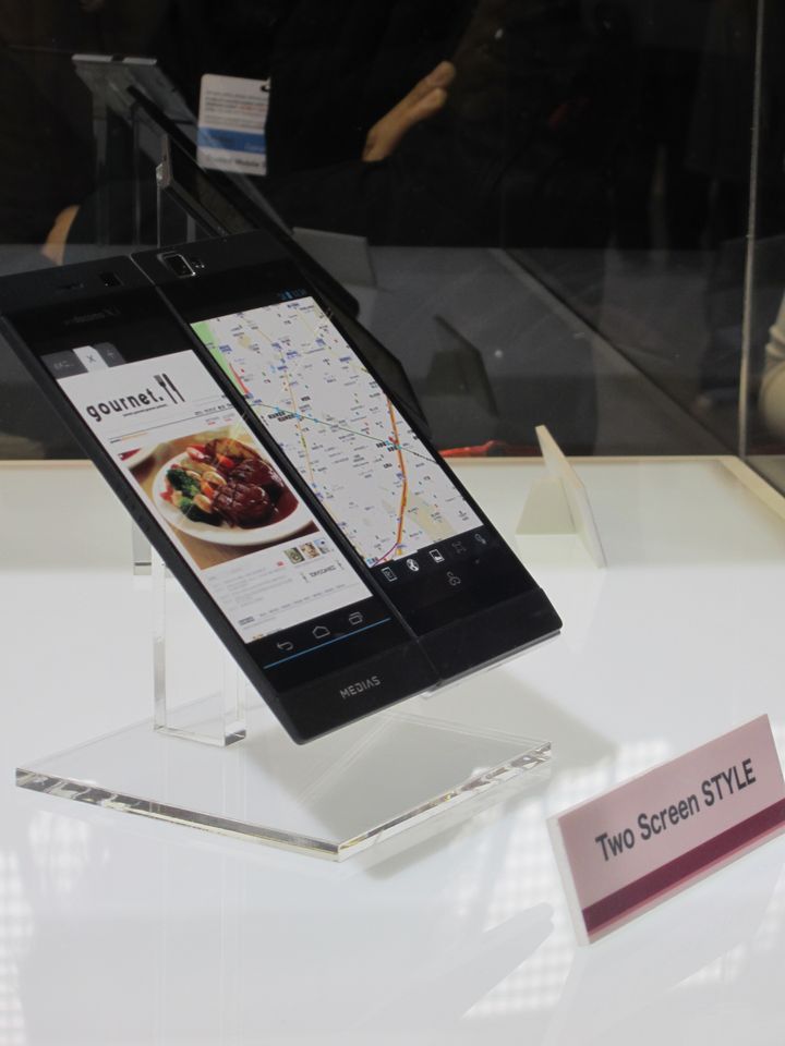 MWC 2013: NEC prezintă la Barcelona telefonul cu două ecrane care se transformă în tabletă