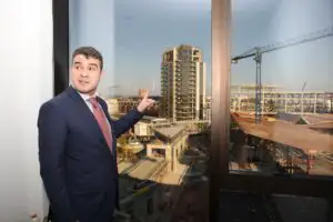 Dascălu a mai câştigat o bătălie pe terenul de lângă Palatul Culturii, cu o lună înaintea lansării Palas