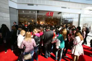 Retailul de fashion se luptă la Iași. H&M deschide un magazin în Palas